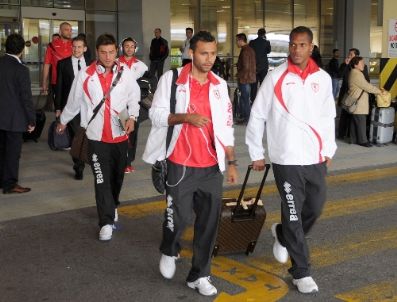 İLKER MERAL - Samsunspor, Fenerbahçe Maçı İçin İstanbul`a Geldi