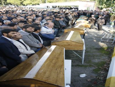 MAHMUT CIVELEK - Sultanbeyli`deki Kazada Ölen 7 Kişi Toprağa Verildi