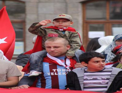 KORAY AYDIN - Trabzon Şehitleri İçin Yürüdü