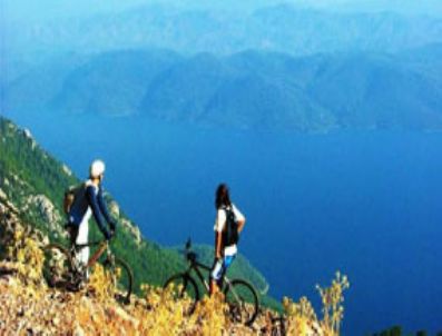 Balayını bisiklet turu yaparak geçiriyorlar