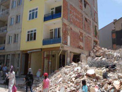 NURETTIN YıLMAZ - Bitlis'te çok sayıda ev yıkıldı