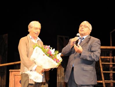 DOSTLAR TIYATROSU - Büyükşehir Halkı Sanatla Buluşturmaya Devam Ediyor