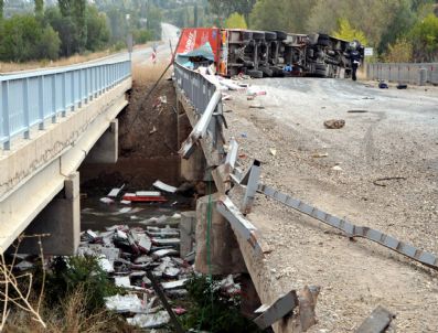 Çekici Yola Devrildi: 1 Yaralı