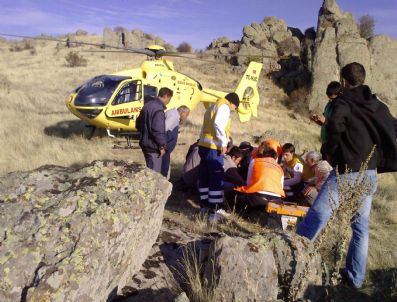 YAŞAR KARAYEL - Kayalıklardan Düşen Şahıs Yaralandı