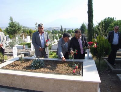 TUNÇBILEK - Öldürülen Başkan Mezarı Başında Anıldı