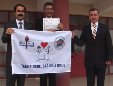 Alaşehir`de Üç Okula Beyaz Bayrak