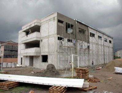 Büyükşehir`in Yaptırdığı Spor Salonu İnşaatı Tüm Hızıyla Sürüyor