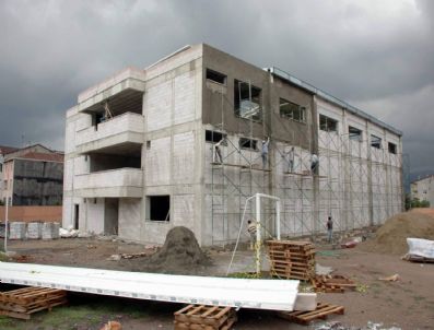 Büyükşehir`in Yaptırdığı Spor Salonu İnşaatı Tüm Hızıyla Sürüyor