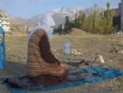 Depremde Namazına Devam Etti