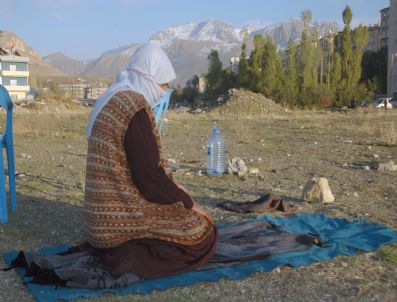 Depremde Namazına Devam Etti