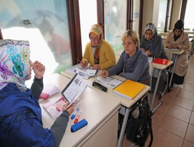 Ebru Kursu Vermek İçin Okula Başladı