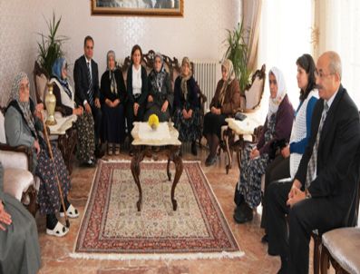 SEBAHATTIN AKKAYA - Huzurevi Sakinleri Vali Konağı`nda