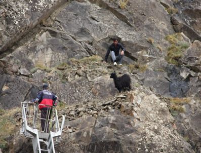 HALITPAŞA - Sarp Kayalıkta Keçi Kurtarma Operasyonu