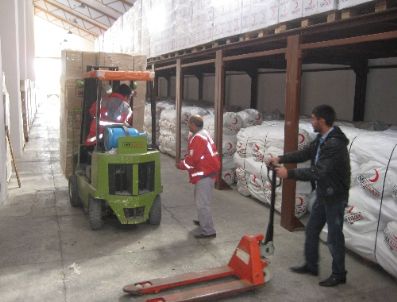 Türk Kızılayı, Erzurum`dan Van`a 35 Kamyon Malzeme Gönderdi