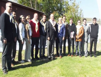 TUNCEL KURTİZ - Türk Medyasının Ünlü Gazeteci-yazarları Zeytin Hasatında Buluştu