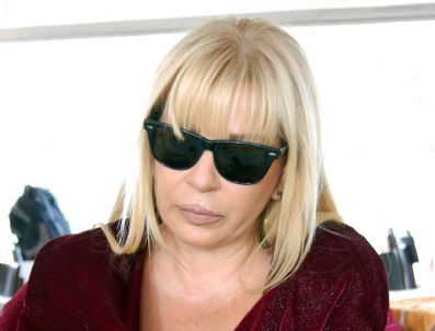 ZERRİN ÖZER - Zerrin Özer Gözyaşlarına Boğuldu