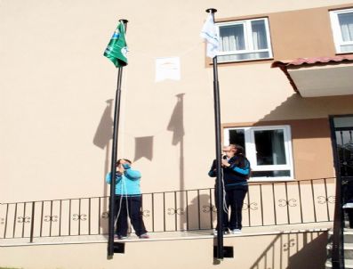 Ayvalık 15 Eylül İlköğretim Okulu Bayrakları Topluyor