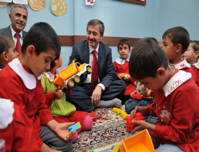 Bağlarbaşı`nda Kırtasiye ve Bayramlık Yardımı Dağıtımı