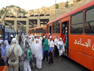 Hacı Adayları Servisle 24 Saat Haremi Şerif`i Ziyaret Ediyor