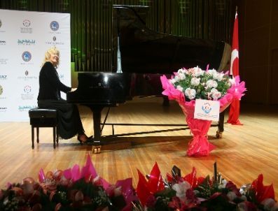 Piyanist Gülsin Onay Kazakları Mest Etti