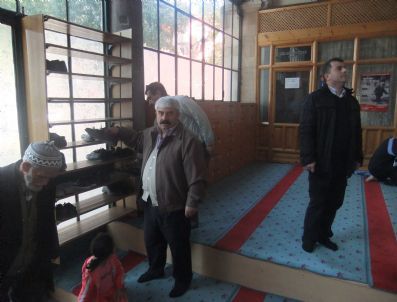 Tarihi Karagöz Ahmed Paşa Camii, Ayakkabı Hırsızlarının Yakalanması İçin Kameralarla İzleniyor