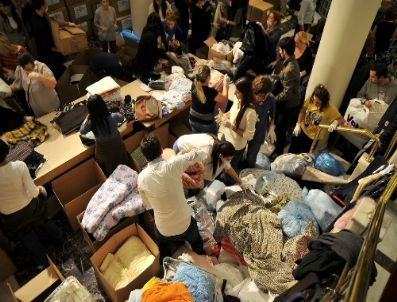 SELAMI ÖZTÜRK - Twitter ve Facebook`ta Organize Olup, Depremzedelere Yardım İçin Buluştular