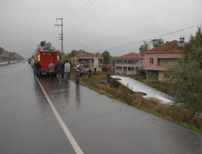 Yolcu Otobüsü Şarampole Yuvarlandı: 1 Yaralı