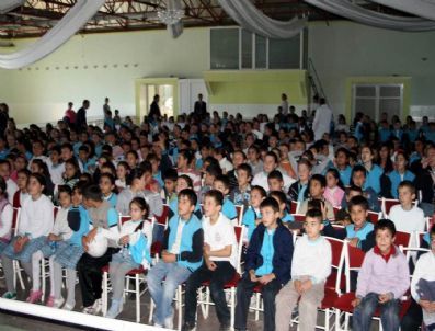 Altınova’da Öğrencilere Sinema Gösterimi