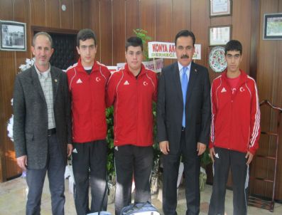 ERIVAN - Başarılı Sporculara Hediye