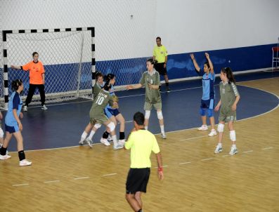 İBRAHIM GENÇ - Cumhuriyet Kupası Hentbol Müsabakaları Devam Ediyor