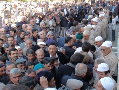 Gediz`de 55 Hacı Adayı Dualarla Kutsal Topraklara Yolcu Edildi