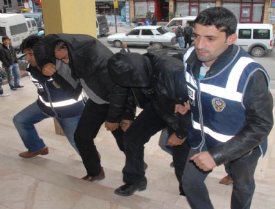 Göçmen ve Sigara Kaçakçılığına 2 Tutuklama