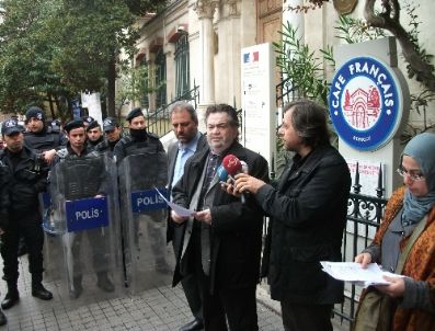 CÜNEYT SARıYAŞAR - Kaddafi’nin Öldürülmesini Fransız Başkonsolosluğu Önünde Protesto Ettiler