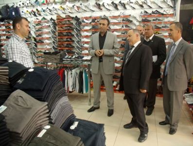 ALI SAĞLAM - Kaymakam Depremzedeler İçin Kapı Kapı Yardım Topladı