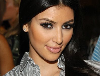 KARDASHİAN - Kim Kardashian Türkiye için dua ediyor