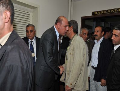 BEŞIR AYANOĞLU - Mardin Belediye Başkanı Ayanoğlu Nakli Çıkan Personelle Vedalaştı