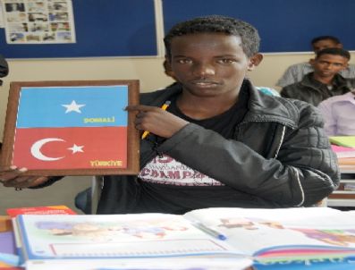 Somalili Öğrenciler Burslarını Vanlı Öğrencilere Bağışladı