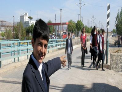 BAZLAMA - Gaziantep`te Öğrenciler Kazaların Meydana Geldiği Yola Üstgeçit İstiyor