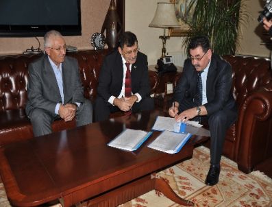 YAKUP ODABAŞı - Gölbaşı Belediyesi`nden Memurlara 500 Lira Bayram İkramiyesi