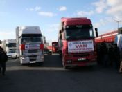 İstanbul`daki CHP`li Belediyelerin yardım Tır`ları Van`a doğru yola çıktı