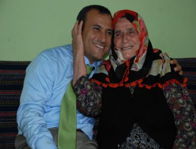 MEHMET GENÇ - Of’ta Cumhuriyet’le Yaşıt Yaşlılara Anlamlı Ziyaret