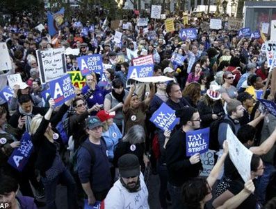 Wall Street protestocuları California'da polisle çatıştı