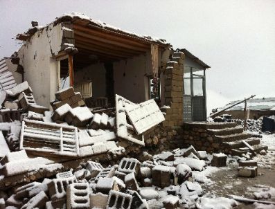 HALİDE EDİP ADIVAR - Van`dan Kısa Kısa; Depremzedeler Güne Karla Başladı