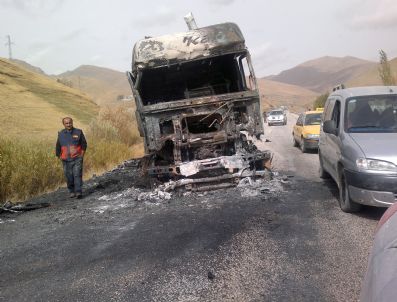 KıSıKLı - Yolda Motoru Yanan Tır Alev Topuna Döndü