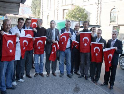 KAZıM AVCı - Balıkesir`de Esnaflara 2 Bin Bayrak Dağıldı