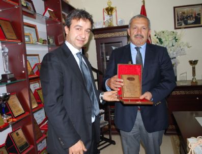 ALI GÖZEN - Başkan Gözen`e Teşekkür Plaketi