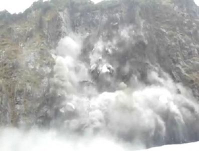 Dev Kayalar Böyle Çöktü, Dağcılar Ölümden Döndü