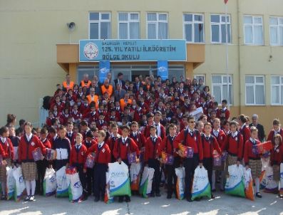 Kimse Yok Mu Derneği Bayram Öncesi Öğrencileri Sevindirdi