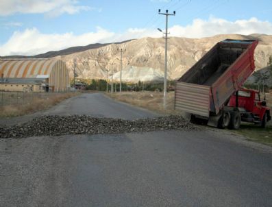 DEMIRKENT - Mahkeme Kararı İle Köy Yolunu Trafiğe Kapattı