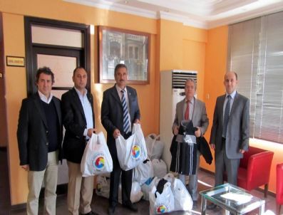 Salihli Ticaret Borsası`ndan Öğrencilere Mont Yardımı